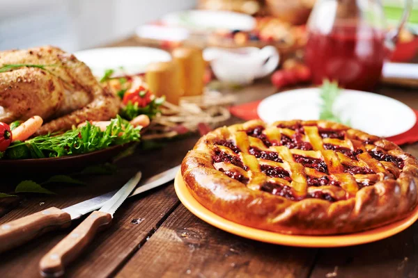 Torta de cereja na mesa de ação de graças — Fotografia de Stock