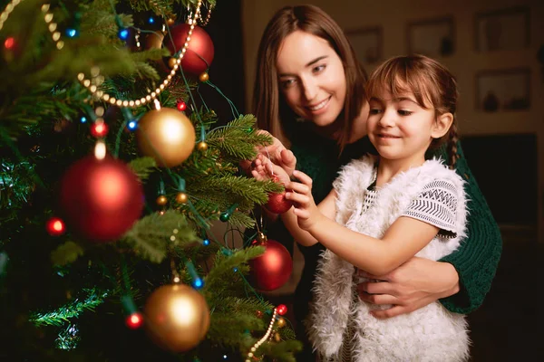 Dziewczyna i matki dekoracji xmas drzewa — Zdjęcie stockowe