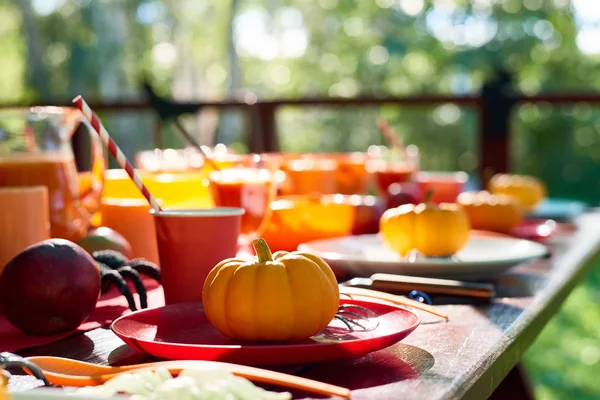 Table decorated with pumpkins and spiders — Stock Photo, Image