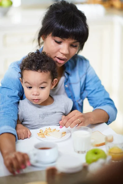 Vrouw en zoon ontbijten — Stockfoto