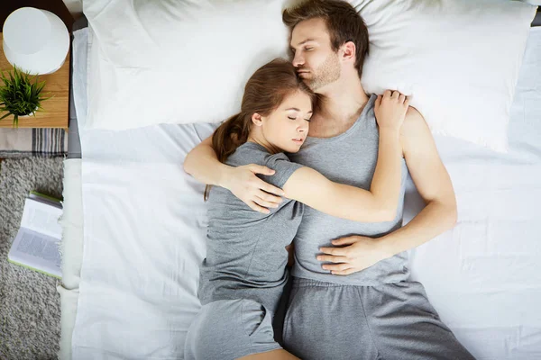 Rest 风格的夫妇睡在拥抱 — 图库照片