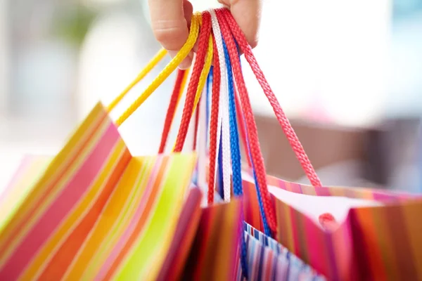 Bolsas de compras en mano femenina — Foto de Stock