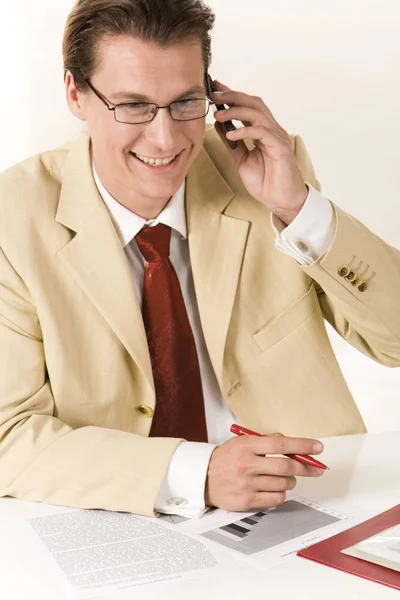 Manager spricht mit seinem Handy — Stockfoto