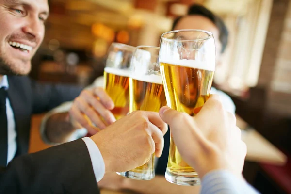 Empresários bebendo cerveja após negócio bem sucedido — Fotografia de Stock