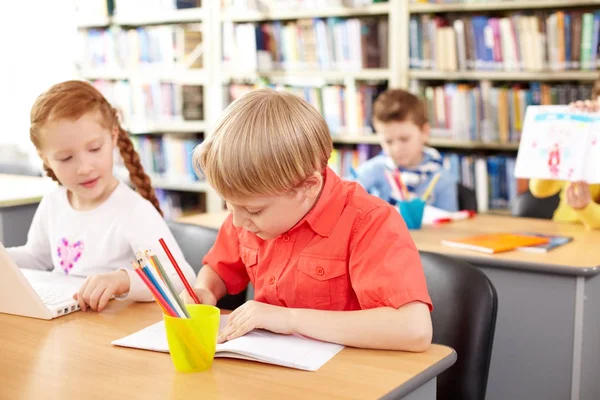 Klassenkameraden mit eigenen Geschäften beschäftigt — Stockfoto