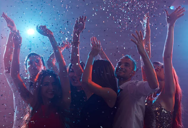 Dansarna njuter disco i club — Stockfoto