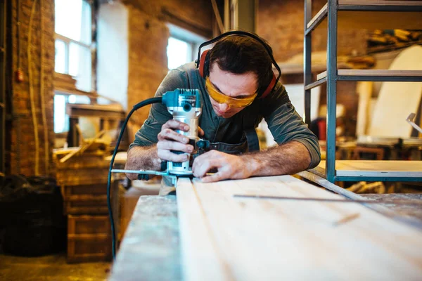 Fabricante de armários com máquina de mão elétrica — Fotografia de Stock