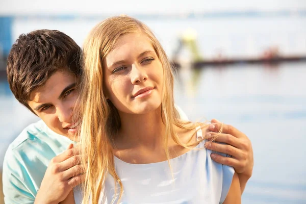 Jonge man omarmen zijn vriendin — Stockfoto