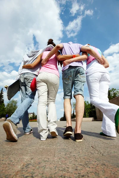 Vier Freunde, die zusammen laufen — Stockfoto