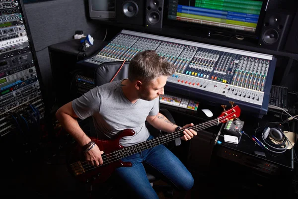 Musicus speel gitaar in audio studio — Stockfoto