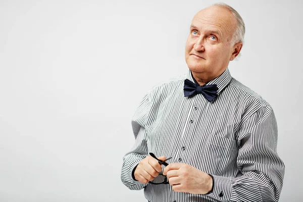 Caballero mayor con camisa a rayas — Foto de Stock