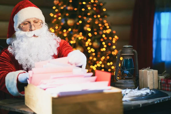 Papai Noel concentrado — Fotografia de Stock