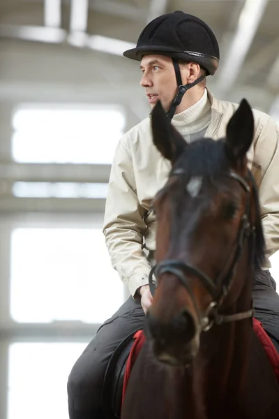 Mann lernt, ein Pferd zu reiten — Stockfoto