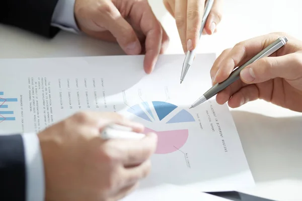 Geschäftsleute beobachten ihre Handelsstatistiken — Stockfoto