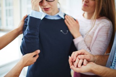 Mutsuz kadın destekleyen grup arkadaşları