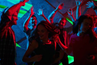 zevk arkadaş gece kulübünde dans