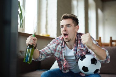 Heyecanlı futbol fan 