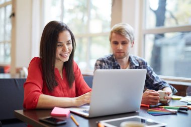 Genç adam ve kadın dizüstü bilgisayar ile