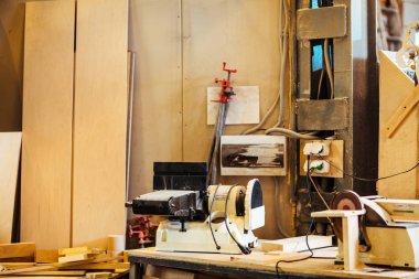 Kemer sander atölyede ahşap tahta üzerinde 