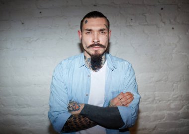 televizyon karşısında oturan çocuklar 