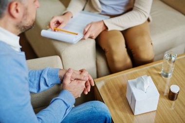 adam ve onun psikolog tarafından yakınındaki konuşuyor 