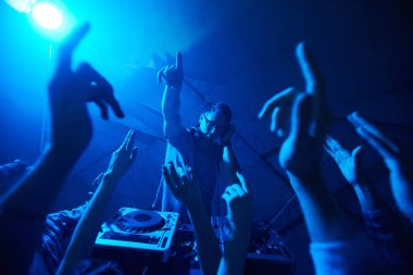 Deejay enerjik dansçılar arasında müzik keyfi