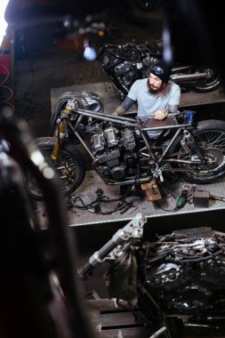 adam motor özel bisiklet tamir 