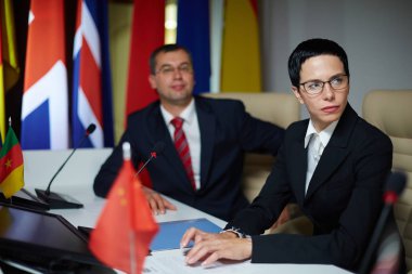 Ciddi politikacı Zirvesi