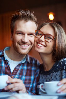 mutlu çift kameraya bakıyor 