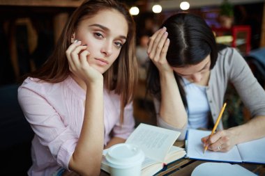 Öğrenciler seminer için hazırlanıyor 