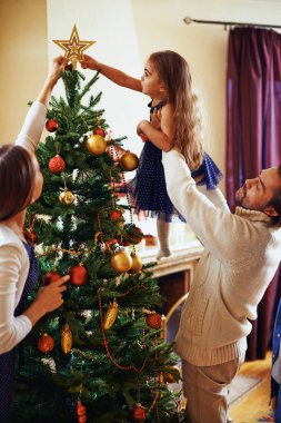 Evde aile süslemesi Noel ağacı