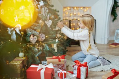 Kız köknar ağacı Noel günü için hazırlanıyor 
