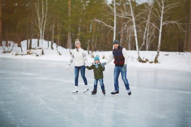 Buz pateni pisti üzerinde aile