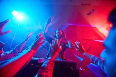 DJ ve dansçıların gece eğleniyor
