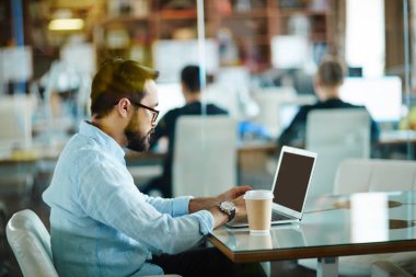 Dizüstü bilgisayarda çalışma tüccar