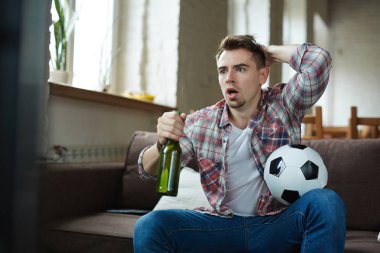  Futbol topu ve şişe adam 