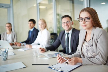 Kendine güvenen genç iş kadını 