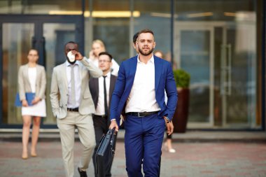 Evrak çantası ile genç işveren