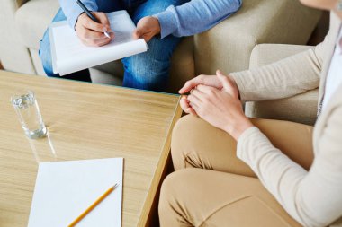 Kadına dinlerken notlar yapma danışman