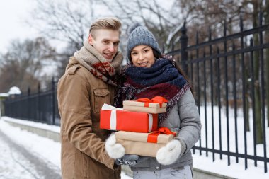 Mutlu çift hediyeler yığını ile 