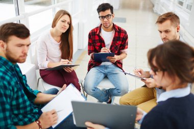 Öğrenciler öğretmen tarafından gösterilmeden kağıt bakarak