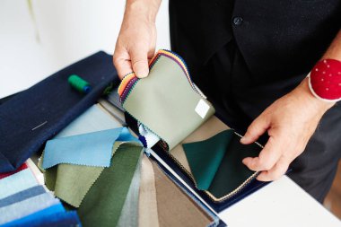 Erkek terzi kumaş seçimi