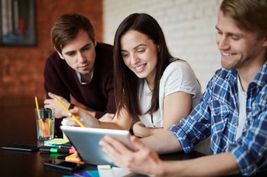 Grup genç analistler