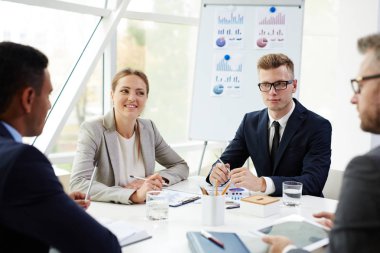 ofiste çalışan iş adamları