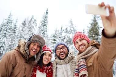 Dostu gençler selfie yapma