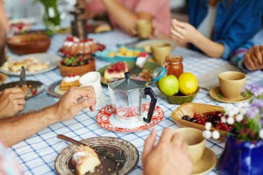 İnsanlar tarafından sunulan Şükran masanın 