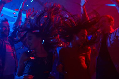 arkadaşlar gece kulübünde dans