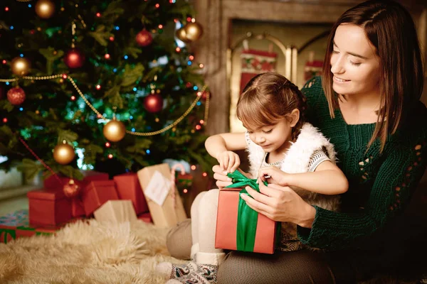 Menina com caixa de presente — Fotografia de Stock