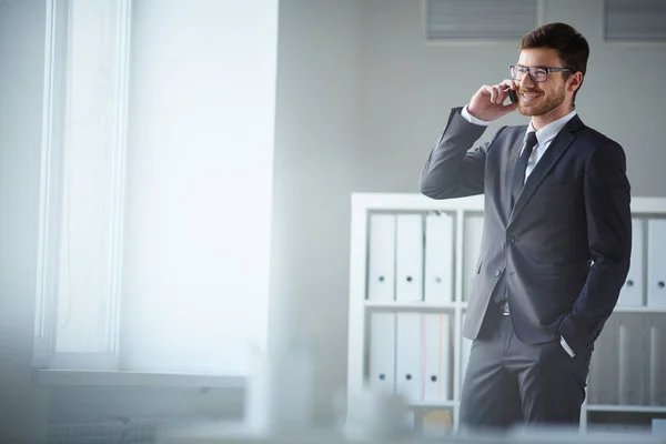 Hombre de negocios exitoso hablando por teléfono celular — Foto de Stock