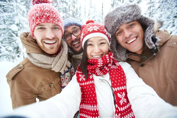 Amigos haciendo selfie en el día de invierno —  Fotos de Stock